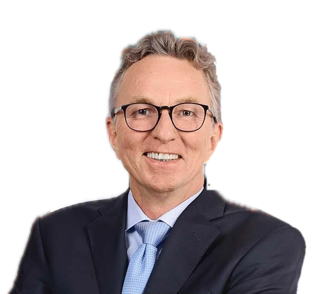 Christian Berlin, Porträt im dunklen Anzug mit Brille, lächelnd